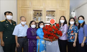 Phó Chủ tịch nước Võ Thị Ánh Xuân thăm các gia đình tiêu biểu tại Hà Nội