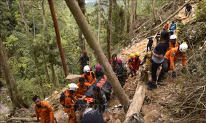 Nhiều khả năng gần 100 người vẫn bị mắc kẹt trong vụ sập hầm mỏ ở Indonesia