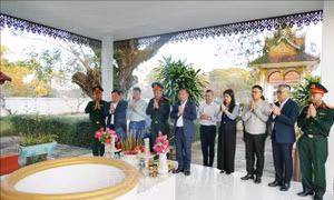 Dâng hương tưởng niệm các anh hùng liệt sĩ tại Lào