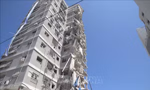 Bệnh viện Israel trúng tên lửa trong đợt tấn công lớn nhất của Iran 