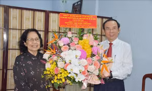 Bí thư Thành ủy TP Hồ Chí Minh thăm, chúc mừng các thầy thuốc tiêu biểu