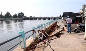 Bình Thuận: Mưa lớn gây sụt lún một đoạn kè khu vực sông Cà Ty