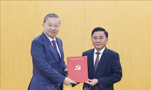 Tổng Bí thư Tô Lâm trao Quyết định phân công đồng chí Trần Cẩm Tú giữ chức Thường trực Ban Bí thư