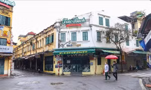 Đường phố Hà Nội vắng vẻ ngày mưa rét