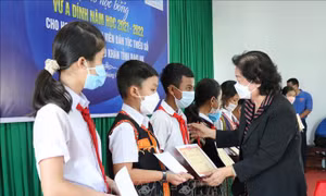 Trao học bổng Vừ A Dính cho học sinh, sinh viên dân tộc thiểu số Đắk Lắk