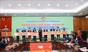Hà Nội: Hỗ trợ máy tính, thiết bị học trực tuyến cho học sinh khó khăn 