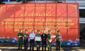 Khen thưởng tập thể và cá nhân truy bắt cướp tại Vietcombank Biên Hòa