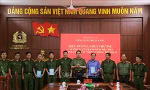 Khen thưởng các đơn vị tiêu biểu trong phòng, chống tội phạm