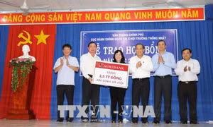 Trao học bổng, tặng quà cho học sinh, hộ nghèo biên giới Tây Ninh