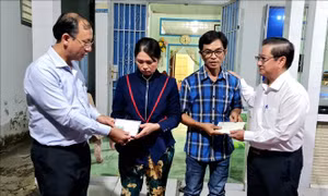 Lãnh đạo thành phố Cần Thơ thăm hỏi gia đình 2 cháu bé tử vong do hỏa hoạn