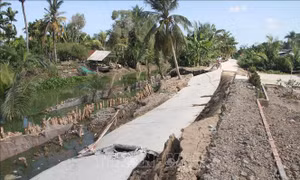 Đường nông thôn ở huyện Hồng Dân bị sụt lún nghiêm trọng