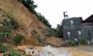 Mưa lớn kéo dài, nhiều nhà dân bị sạt lở 