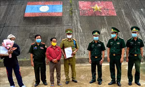 Bàn giao một công dân Lào sau khi được điều trị qua cơn nguy kịch