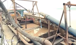 Phát hiện bắt giữ tàu khai thác cát lậu