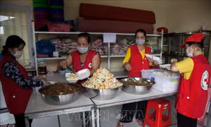 Những bếp ăn tình thương luôn đỏ lửa trong mùa dịch COVID-19