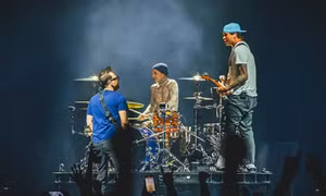 Ban nhạc Blink-182 tạo 'địa chấn' sau khi tái hợp