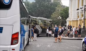 Nhà hát Lớn 'bất đắc dĩ' thành điểm trung chuyển khách du lịch ra, vào phố cổ Hà Nội