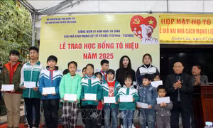 Trao học bổng Tô Hiệu cho học sinh nghèo vượt khó