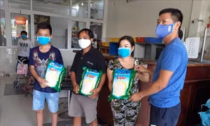 Hỗ trợ giải quyết khó khăn cho người bán vé số bị ảnh hưởng do dịch COVID-19