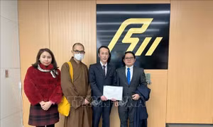 Tổng Lãnh sự quán Việt Nam tại Osaka trao tiền quyên góp hỗ trợ các nạn nhân