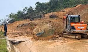 Khắc phục sạt lở, đảm bảo an toàn giao thông sau bão số 12