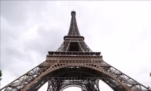 Pháp khắc tên 72 nữ học giả xuất chúng lên tháp Eiffel