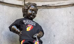 Manneken-Pis - biểu tượng của Brussels mặc trang phục của ban nhạc Rolling Stones