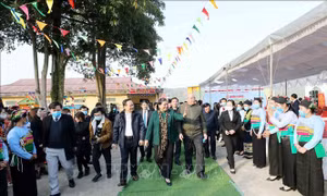 Đồng chí Tòng Thị Phóng thăm, làm việc tại Thanh Hóa