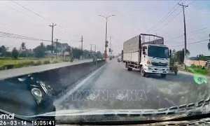 Xử phạt nặng tài xế ô tô tải đi ngược chiều trên Quốc lộ 22