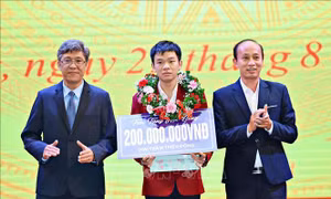 Trao phần thưởng xứng đáng cho nam sinh giành huy chương Olympic quốc tế