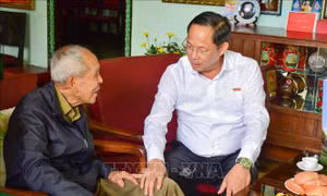 Đồng chí Trần Quang Phương thăm người có công với cách mạng tỉnh Lâm Đồng