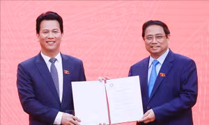 Thủ tướng trao Quyết định bổ nhiệm Bộ trưởng Bộ Tài nguyên và Môi trường