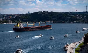 Tình trạng tắc nghẽn tàu chở dầu trên eo biển Bosphorus dần cải thiện