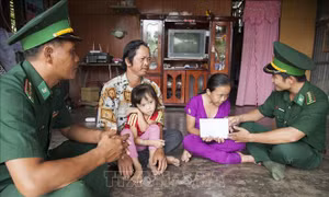 Bộ đội Biên phòng Kiên Giang tiếp sức học sinh nghèo vùng biên đến trường