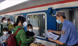Hành khách đi tàu về quê tăng dần những ngày gần Tết Nguyên đán