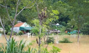 Sáng nay (19/8), mực nước trên sông Thương xuống chậm