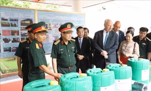 Bộ trưởng Ngô Xuân Lịch thăm, làm việc với Trung tâm Nhiệt đới Việt - Nga