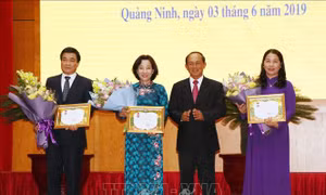 Trao Huân chương của Chủ tịch nước CHDCND Lào tặng các tập thể, cá nhân tỉnh Quảng Ninh