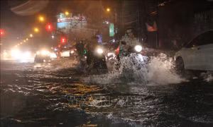 Bão số 9: Người dân TP Hồ Chí Minh bì bõm tát nước giữa đêm, nhiều nơi vẫn ngập sâu