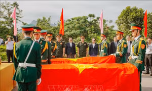 Đón nhận hài cốt liệt sĩ quân tình nguyện và chuyên gia Việt Nam hy sinh tại Lào về nước