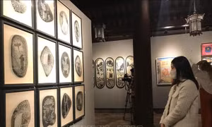 Hà Nội: Đến Văn Miếu - Quốc Tử Giám thưởng lãm 'Dấu xưa văn hiến'