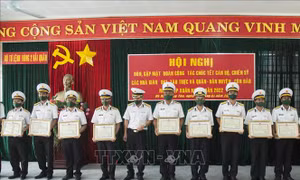 Mang hơi ấm đất liền đến với cán bộ, chiến sỹ nhà giàn DK1