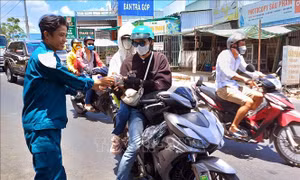 Hỗ trợ nước uống miễn phí cho người dân về quê dịp lễ 30/4 - 1/5