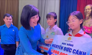 Trao hàng trăm suất học bổng cho học sinh, sinh viên vượt khó học giỏi