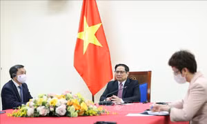 Thủ tướng Phạm Minh Chính điện đàm với Giám đốc điều hành Chương trình COVAX