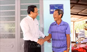 Trao quà Tết và Nhà Đại đoàn kết cho người dân Tây Ninh