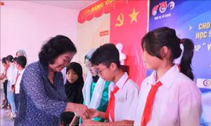 Tiếp sức cho học sinh dân tộc Chăm vùng biên giới