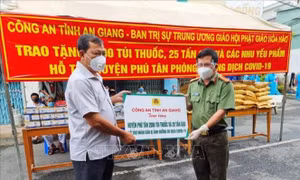 An Giang: Trao tặng 2.000 túi thuốc, 25 tấn gạo hỗ trợ huyện Phú Tân chống dịch