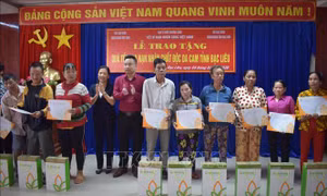 Chăm lo Tết cho các gia đình chính sách, người khó khăn