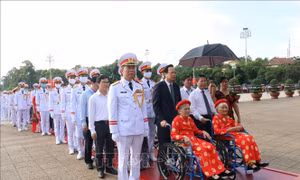 Đoàn đại biểu Bà mẹ Việt Nam anh hùng viếng Lăng Chủ tịch Hồ Chí Minh